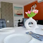 Luxury With Sea View 아파트 *
